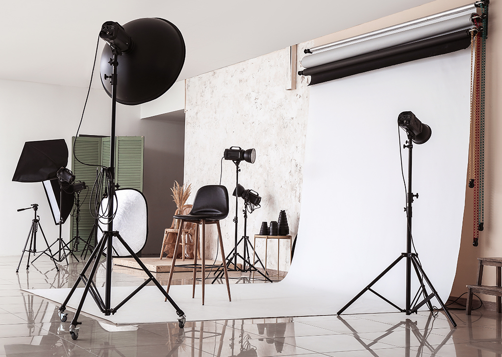 Buổi chụp ảnh thời trang trong studio với người mẫu nhiếp ảnh gia và ekip đang làm việc để tạo ra nội dung quảng cáo độc đáo
