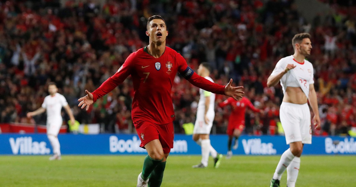 Ronaldo ăn mừng cú hattrick vào lưới Thụy Sĩ tại UEFA Nations League 2019