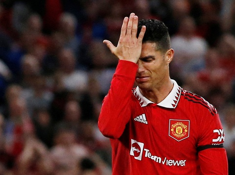Cristiano Ronaldo rời sân Old Trafford sau một trận đấu