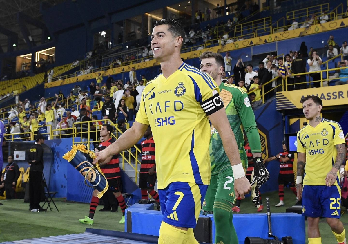 Cristiano Ronaldo dẫn dắt đội bóng trên sân thể hiện vai trò thủ lĩnh và tinh thần đồng đội
