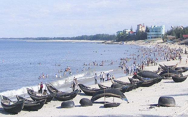 Du khách tận hưởng kỳ nghỉ tại bãi biển Cửa Tùng