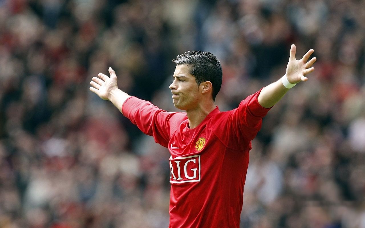 Cristiano Ronaldo ăn mừng bàn thắng với hai tay giơ cao thể hiện sự phấn khích và niềm tự hào