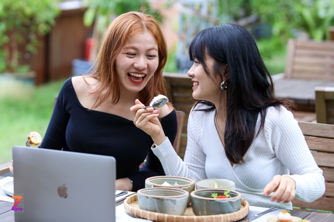 Người phụ nữ đang sử dụng máy tính xách tay tại quán cà phê tìm kiếm hình ảnh miễn phí trên trang web Unsplash