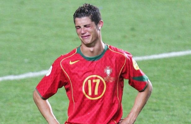 Ronaldo bật khóc sau thất bại trước Hy Lạp tại Euro 2004