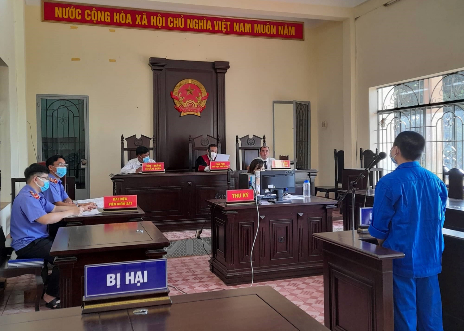 Hình ảnh một phiên tòa xét xử một vụ án liên quan đến tội phạm bản quyền thể hiện tính nghiêm minh của pháp luật