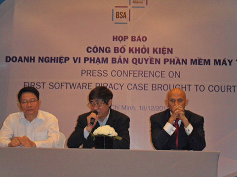 Hình ảnh minh họa về một vụ kiện liên quan đến vi phạm bản quyền phần mềm thể hiện sự nghiêm trọng của vấn đề