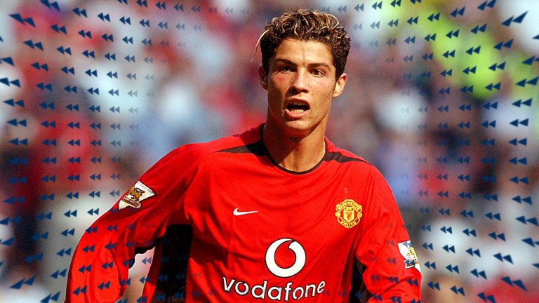 Hình ảnh Cristiano Ronaldo trong ngày ra mắt Manchester United khoác áo số 7 huyền thoại và nhận được sự kỳ vọng lớn