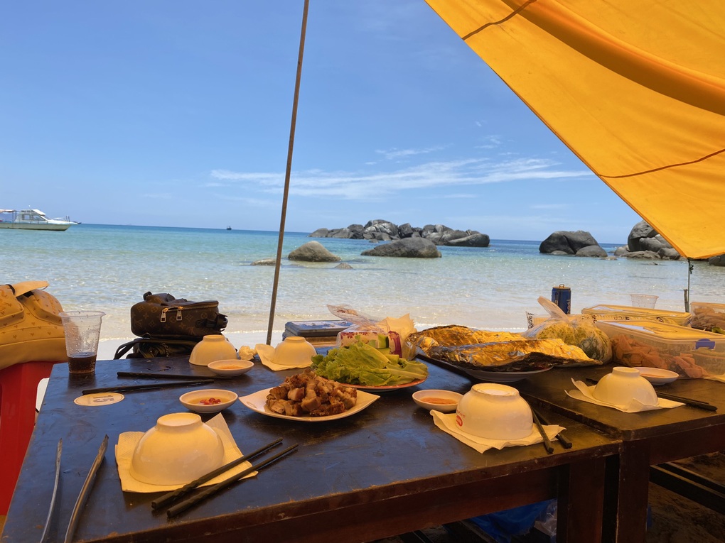 Bàn ăn đầy ắp hải sản tươi sống tại một nhà hàng ven biển Cửa Tùng