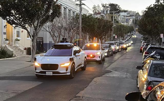 Taxi robot tự hành đang di chuyển trên đường phố đông đúc