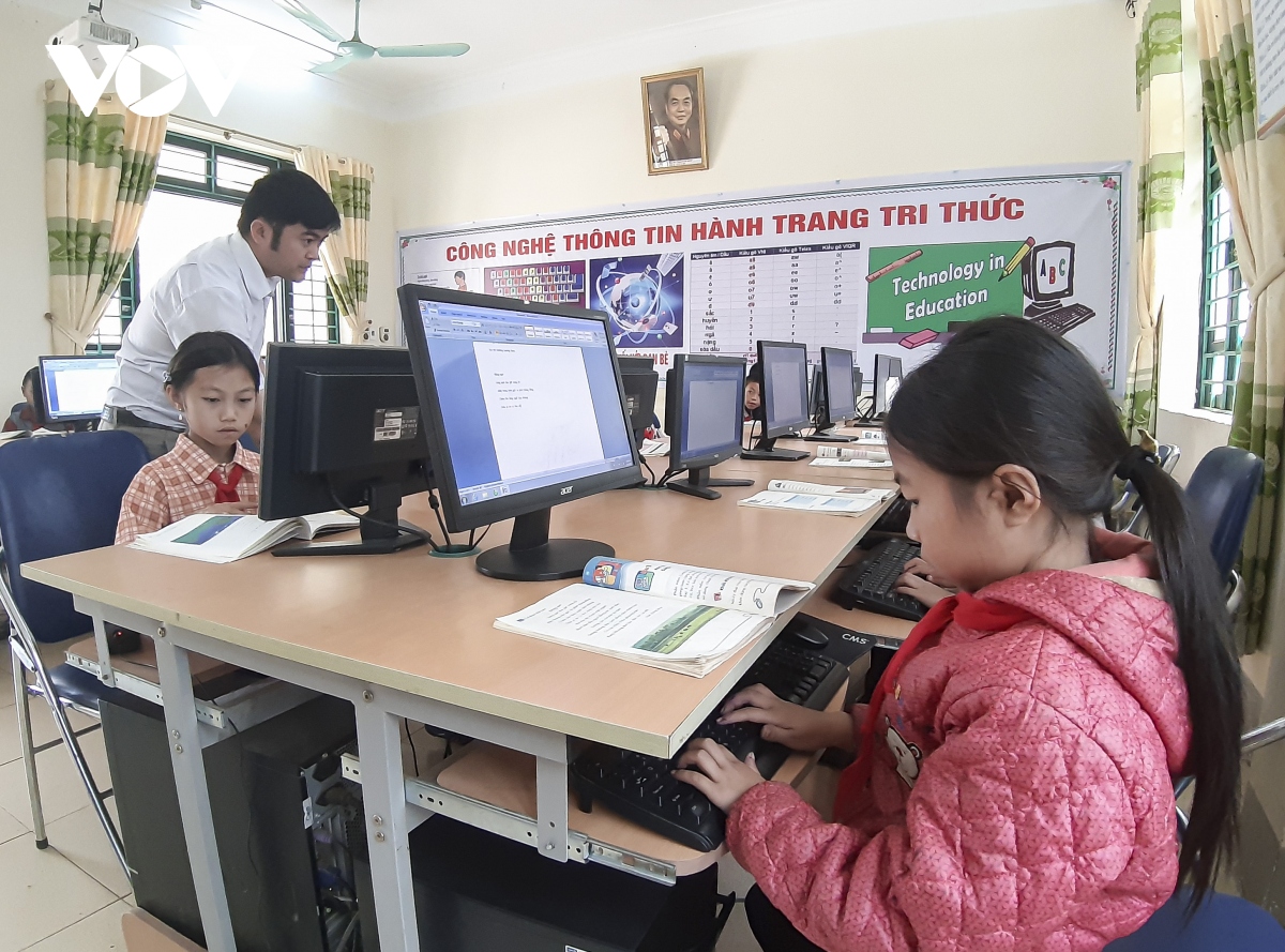 Khoảng cách số vẫn là một rào cản lớn khi nhiều học sinh ở vùng nông thôn thiếu thốn thiết bị và kết nối internet để tiếp cận giáo dục hiện đại tích hợp AI