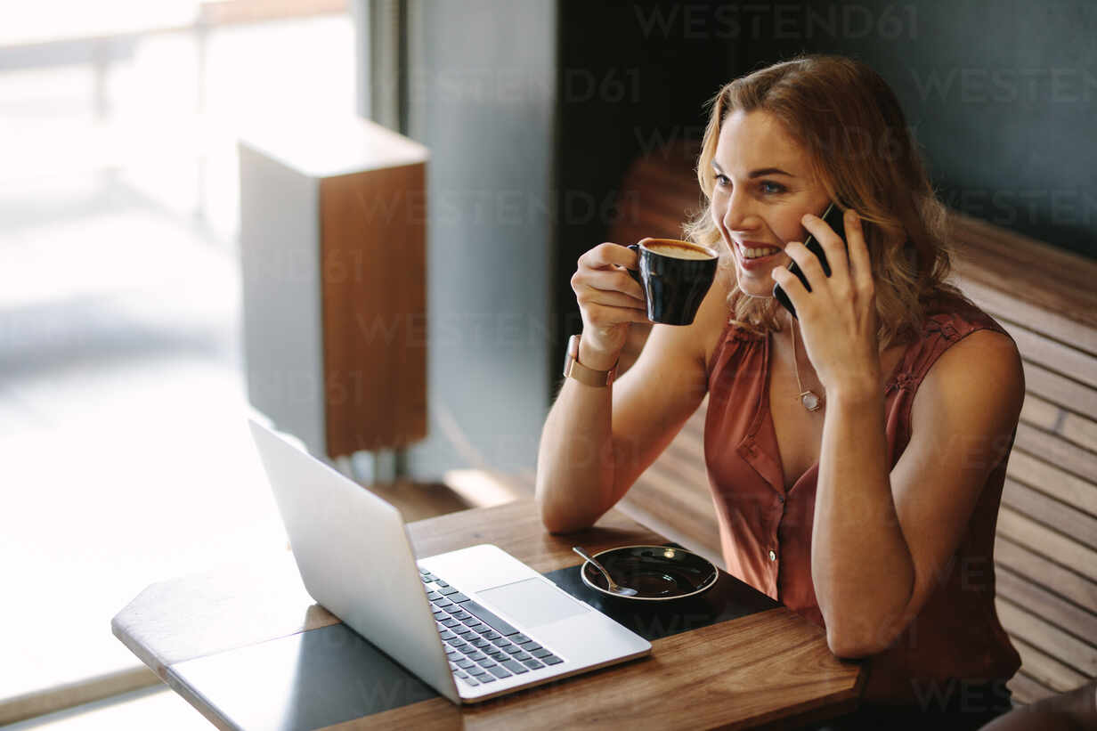 Freelancer làm việc di động với laptop Apple Silicon tại quán cà phê