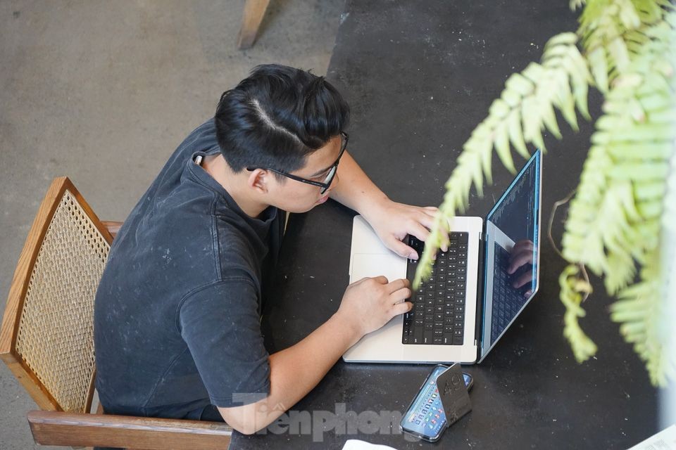 Freelancer làm việc linh hoạt tại quán cà phê với MacBook