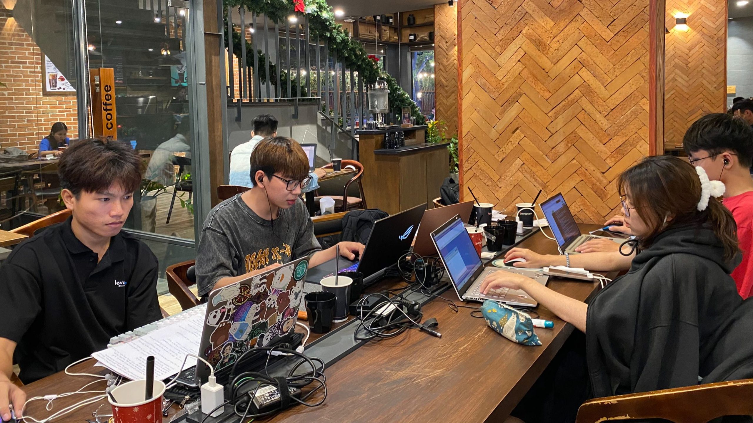 Freelancer làm việc từ quán cà phê với laptop