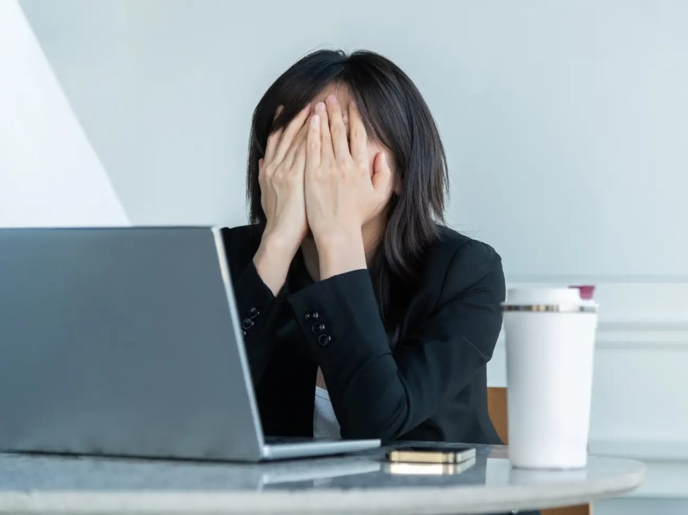 Nỗi lo ngại về việc AI thay thế con người trong công việc và những tác động xã hội đang ngày càng gia tăng