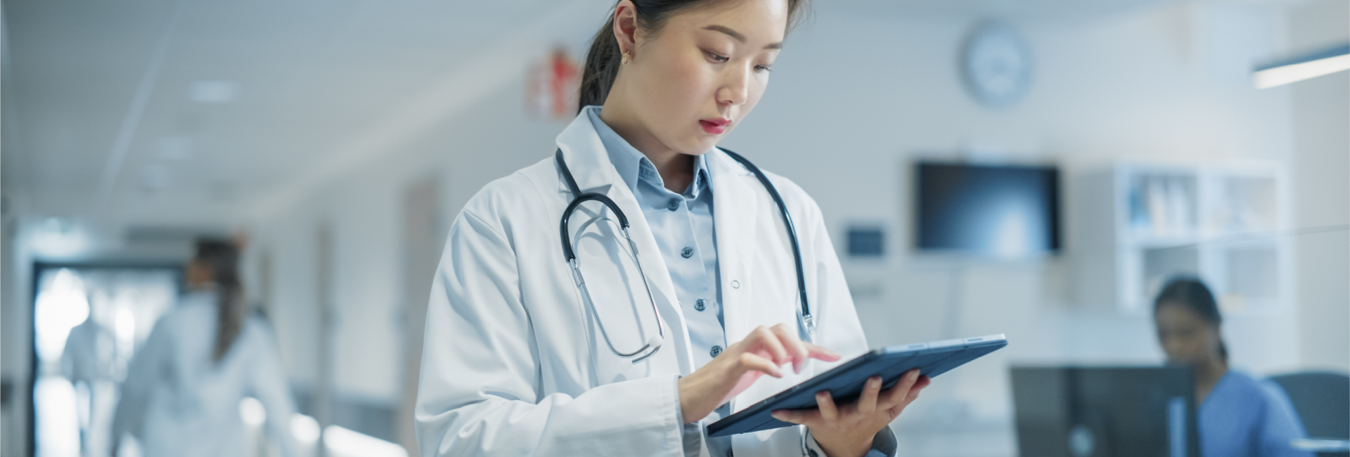 Bác sĩ giải thích kết quả chẩn đoán của AI cho bệnh nhân tăng cường lòng tin và sự hiểu biết
